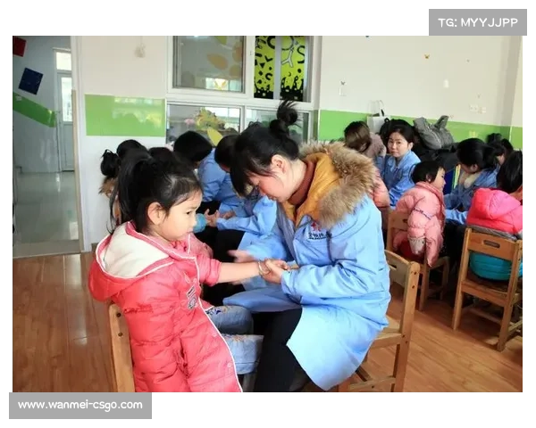 观众互动区儿童尝试迷你杠铃,举重运动普及从娃娃抓起